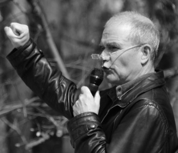 Hans Erxleben (Die Linke, Berlin) – grüsst die Teilnehmenden in Ziegenhals mit „Rot Front”