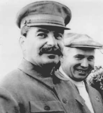 Stalin und Chruschtschow im Jahr 1938 – jahrzehntelang nur Verehrung und Schweigen?