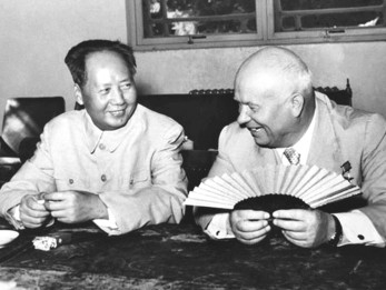 1959: Letzter Besuch Chruschtschows in Peking anlässlich des 10. Jahrestages der Gründung der VR China.  Dort versucht er vergeblich, den amerikanischen Plan von der Existenz „zweier Chinas“ – also die Anerkennung Taiwans als Vorposten des US-Imperialismus –durchzusetzen.