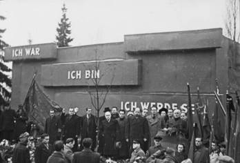 1946: Demonstration Berlin-Friedrichsfelde „Ich war, ich bin, ich werde sein.“ (Rosa Luxemburg)