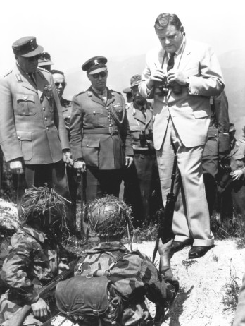 Soldaten berichten Kriegsminister Strauß im Manöver (1960)
