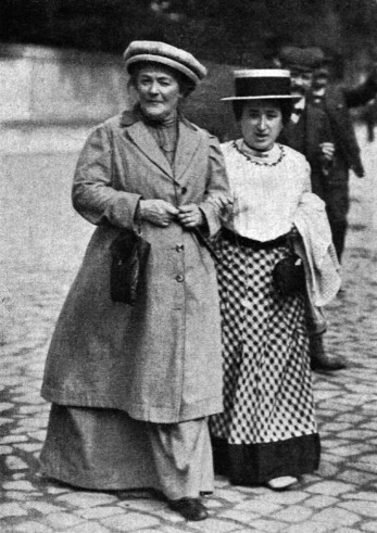 „Die Erfolge der bürgerlichen Frauenbewegung kommen in der Hauptsache überwiegend den ökonomisch freien Frauen der besitzenden, herrschenden und ausbeutenden Klasse zugute.“ - Clara Zetkin, im Bild mit Rosa Luxemburg 1910.