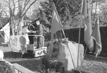 Sandra und Iain vom schottischen Komitee der Communist Party of Britain, CPB, am 7. Februar 2016 in Ziegenhals. Rechts im Bild der 2013 eingeweihte Gedenkstein für die illegale ZK-Tagung der KPD unter dem Vorsitz Ernst Thälmanns.