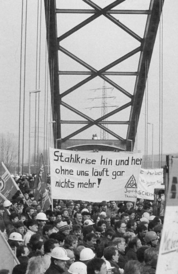 1987: Stahlarbeiter gegen die Stahlbarone. 164 Tage kämpften sie gegen die Schließung von Krupps Hüttenwerks Rheinhausen. Auch wenn dieser Kampf verloren ging: Die Erinnerung an die Kampfmöglichkeiten und Kampferfahrungen der Arbeiter gegen das Kapital darf nicht verloren gehen!