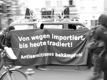 Diese kluge Botschaft wurde gesehen am 9. November 2014 bei der Demonstration zum Gedenken an die Novemberpogrome 1938 in Berlin-Moabit.