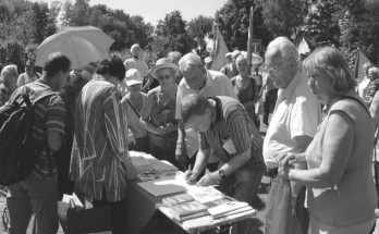 Teilnehmer der Kundgebung vor der zerstörten Ernst-Thälmann-Gedenkstätte in Ziegenhals unterzeichnen die Solidaritätsadresse für den Antifaschisten Deniz.