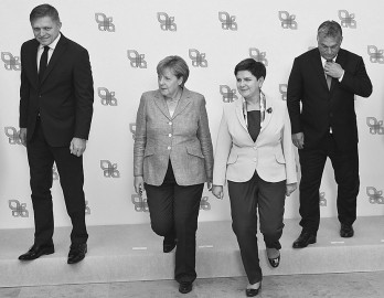 Und nach der Abstimmung mit Frankreich und Italien geht es weiter mit der Rettung Deutsch-Europas: der Slowakei (Fico), Polen (Szydło), Ungarn (Orbán) und der Tschechischen Republik wird ein „Zusammenhalt“ verordnet, den es schon lange nicht mehr gibt ... . 