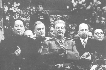 Zusammentreffen von Mao, Bulganin, Ulbricht und Tsendenbal (Premierminister der Mongolischen Volksrepublik) im Dezember 1949 anlässlich Stalins 70. Geburtstag