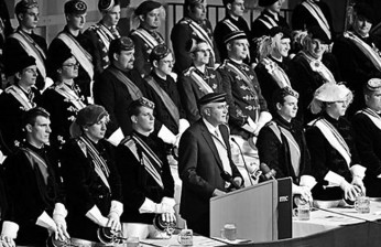 „Gesamt-Tiroler Freiheitskommers“ schlagender Studentenverbindungen 2009 in Innsbruck. Großdeutscher Chauvinismus, einschließlich der „Wiedervereinigung“ Tirols (d.h. Aggression gegen Italien) spukt in den Hirnen dieser „akademischen Elite“.