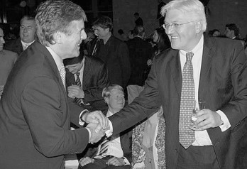 Ein herzlicher und warmer Händedruck der Deutschen Bank – noch wird die Sozialdemokratie für Frieden nach innen und Krieg nach außen gebraucht ...