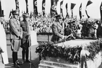 Mai 1933: Alle Träume von „wirtschaftsdemokratischer“ Klassenzusammenarbeit sind in den Staub getreten. Auf den Trümmern der zerschlagenen Gewerkschaften wird die Zwangsorganisation „Deutsche Arbeitsfront“ gegründet – zum Nutzen des deutschen Kapitals und seiner Welteroberungspläne. 