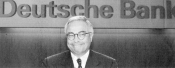 „Der ehemalige Geldbesitzer schreitet voran als Kapitalist, der Arbeitskraftbesitzer folgt ihm nach als sein Arbeiter; der eine bedeutungsvoll schmunzelnd und geschäftseifrig, der andere scheu, widerstrebsam, wie jemand, der seine eigne Haut zu Markt getragen und nun nichts anderes zu erwarten hat als die - Gerberei.“ (K. Marx, Das Kapital, Bd.1, MEW 23, S.191)