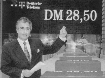 Die Expansion der deutschen Monopole (hier der Vorstandsvorsitzende der Deutschen Telekom) fordert die Konkurrenten heraus.