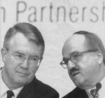 Und der Haifisch, der hat Zähne: Die Allianz (Schulte-Noelle) und die Dresdner Bank (Fahrholtz), zwei wichtige Säulen des deutschen Finanzkapitals.