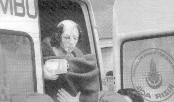 Ein Foto, das um die Welt ging. Eine Frau, die mit versengten Haaren und voller Brandsalbe im Gesicht aus dem zerstörten Gefängnis Bayrampasa (Istanbul) abtransportiert wird, ruft den Umstehenden zu: „Sie haben uns bei lebendigem Leib verbrannt. Sechs Frauen sind tot.“
