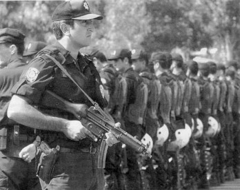 Die Staatsmacht marschiert auf. Hier beim Polizeieinsatz gegen protestierende Arbeiter im September 2000 in Ankara.