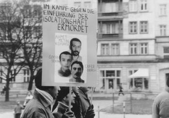Auf der Luxemburg-Liebknecht-Demonstration im Januar 2001 in Berlin: Türkische Antifaschisten klagen an