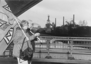 Am 3. Februar 2001 in Clabecq. IG Metallkollegen aus Aachen und Duisburg demonstrieren ihre Solidarität mit den Clabecqern vor Ort. Die Kollegen und ihre Unterstützer aus zahlreichen Betrieben des Landes sind erfreut darüber, dass ihr Kampf auch über die Grenzen hinweg bekannt geworden ist.