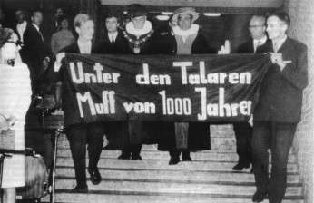 Hamburg 1967: Studenten begleiten auf ihre Weise die Amtseinführung des „neuen“ Rektors.