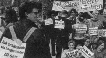 AstA-Aktion, am 4.6.97 in Augsburg, gegen die Vorwürfe des „Langzeitstudenten“. Die Proteste gegen die gesellschaftlichen Miss­stände werden leider weniger und beschränken sich nur noch auf den universitären Bereich.