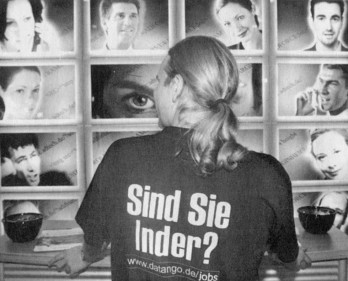 Menschlicher Input für einen wirtschaftlich profitablen Output. IT-Spezialist vor seinen Monitoren der nach Ausbeutungsmaterial aus Indien (und Osteuropäischen Ländern) sucht.