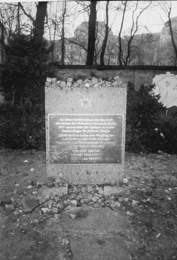Dieses Denkmal in der Großen Hamburger Straße in Berlin steht an einem Ort, an dem die Gestapo ein jüdisches Altersheim in eine Sammelstelle für Deportationen umgewandelt hatte. Von hier aus wurden 55.000 Berliner in die Vernichtungslager deportiert. 1998 wurde das Denkmal von Nazis gesprengt. Inzwischen wurde es wieder hergestellt. Die Denkmalsschänder wurden natürlich nicht gefasst.