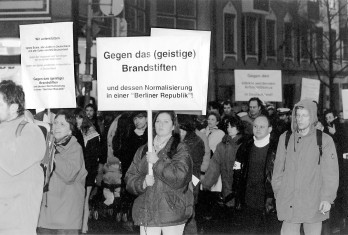 Demonstration im Januar 1999 in München unter dem Motto: „Wir unterstützten Ignatz Bubis, alle Juden in Deutschland und alle Opfer von NS-Deutschland gegen das Vergessen und Verdrängen der deutschen Verbrechen – gegen den stärker werdenden Antisemitismus, der sich in Deutschland abzeichnet – gegen all diejenigen, die das größte Verbrechen der Menschheitsgeschichte relativiert haben wollen“. 300 Menschen verschiedenster Weltanschauung und Klassenlage kamen, um der Friedenspreisrede von Martin Walser und dem schrecklichen Echo, das sie in diesem Land gefunden hat, eine Antwort zu erteilen.