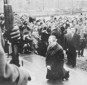 Willy Brandt hatte 1933 vor den Hitlerfaschisten fliehen müssen. Gut, dass es damals keinen Schily in Norwegen gab. Das Bild zeigt den Bundeskanzler Brandt 1970, wie er vor dem Mahnmal im ehemaligen Warschauer Ghetto der Millionen ermordeter Juden gedenkt.