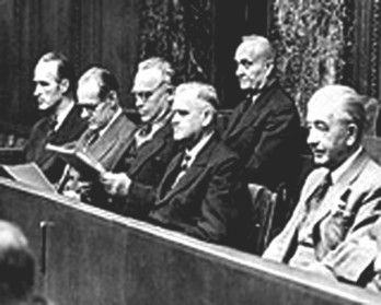 Der Internationale Militärgerichtshof in Nürnberg erhebt Anklage gegen Krupp (1948): Alfried Krupp von Bohlen und Halbach (2. Reihe links) mit den Direktoren Löser, Houdremont, Fritz Müller, Jenssen und Kupke (i.d. 2. Reihe)