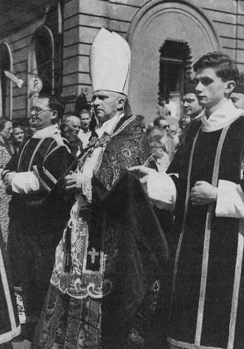 Ratzinger (rechts) als 25-jähriger beim Trauerzug für Kardinal Faulhaber im Juni 1952