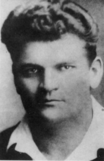 Albert Kuntz Mitglied des ZKs der KPD und Abgeordneter der KPD im Preußischen Landtag. 1933 verhaftet, über KZ Lichtenburg nach Buchenwald. Neben Neubauer und Stoecker treibende Kraft für die politische Schulung in Buchenwald. Ab 1943 Kapo im Außenkommando „Dora”, ab 1945 im KZ Mittelbau Dora, wo er dann im Arrestbau ermordet wurde.