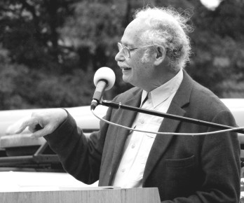 Am 24. August 2008 auf der Kundgebung des Freundeskreises „Ernst-Thälmann-Gedenkstätte Ziegenhals“, e. V: Vor über 350 Teilnehmern überbringt der Journalist und Publizist Victor Grossman in eindrucksvoller Weise die Solidaritätsgrüße der US-amerikanischen Veteranen des Spanischen Bürgerkriegs – ALBA-VALB, www.alba-valb.org – für die Ernst-Thälmann-Gedenkstätte in Ziegenhals.