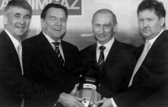 Wirtschaftsverteter von Gazprom und BASF mit Schröder und Putin.