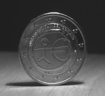 Die neue Zwei-Euro-Münze, Ausgabe Bundesrepublik Deutschland: So hätten uns die Reichen am liebsten: Spindeldürr – am ausgestreckten Arm verhungern lassen!