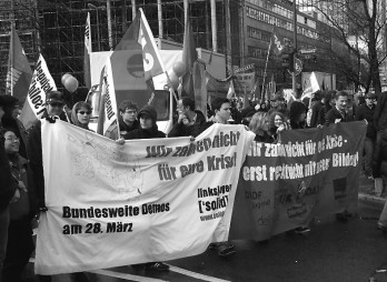 Gegenwehr wird sichtbar. Die gegen den Widerstand der Führungen der meisten DGB-Gewerkschaften von verschiedenen ver.di-Gliederungen initiierten Demonstrationen und Kundgebungen in Frankfurt und Berlin am 28. März 2009 („Wir zahlen Eure Krise nicht“) waren ein erstes Zeichen, dass in dem „schlafenden Riesen“ deutsche Arbeiterklasse noch Leben steckt. Der 28. März war immerhin ein Wackeln mit dem kleinen Zehen.
