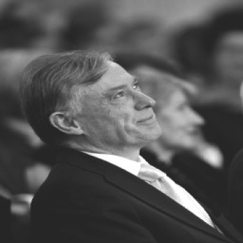 Köhler, als ehemaliger Direktor des Internationalen Währungsfonds (IWF) mitverantwortlich für die Ausplünderung der Entwicklungsländer durch die Imperialisten, Köhler, der Herold für Freiheit von Markt und Börse im Dienst des imperialistischen Finanzkapitals predigt heute vor Bankern Demut, Anstand und Bescheidenheit. Die wissen auch gleich, was gemeint ist: Sie reichen das umgehend an ihre Kunden durch.