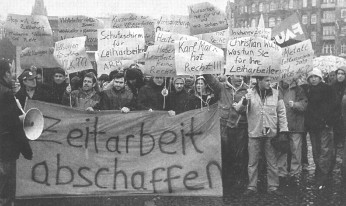 Protestaktion bei VW Hannover gegen die Entlassung von „Leiharbeiten“. Es folgte ein Hungerstreik, über eine Woche lang, mit einem Teilerfolg: Es wurden wieder Jobs angeboten, und es soll ein Gespräch mit der Geschäftsleitung geben. Einer der Arbeiter, die für alle gekämpft haben, musste ins Krankenhaus gebracht werden. (Siehe ND, 08.04.09)