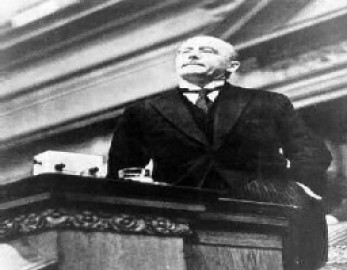 Nach dem Scheitern der Großen Koalition unter Hermann Müller, SPD, wurde Heinrich Brüning im März 1930 Reichskanzler. Er war in der Führungsriege der Zentrumspartei, der Vorgängerin der CDU. Mit seiner Politik der „Notverordnungen“ gegen die Arbeiterbewegung und gegen die Demokratie wurde er zum bürgerlichen Wegbereiter des deutschen Faschismus. Hier bei einer Rede im Reichstag über ein Gesetz zur Haushaltssanierung am 16.7.1930.