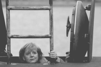 „Der parasitäre Charakter des Kapitalismus äußert sich auch im Anwachsen des Militarismus.“ (Politische Ökonomie – Lehrbuch, Berlin 1955) der deutsche Bundeskanzler Angela Merkel beim Besuch eines U-Bootes. „... führt die beinahe unbedrohte Allmacht auch dazu, dass sich die hässliche Fratze deutlicher ausprägt, die Fratze des Rentier- oder Wucherstaats, und sich der Gestank von Fäulnis und Parasitismus ausbreitet.“