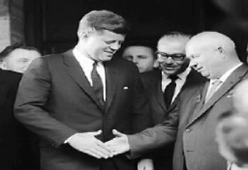 Chruschtschow, Generalsekretär der KPdSU, und J.F. Kennedy, der Häuptling des USA-Imperialismus: Vom Frieden mit dem Imperialismus ...