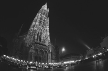 Bundeswehr beim „Großen Zapfenstreich“ vor dem Ulmer Münster. Hindern wir die IGM-Führung einzustimmen in das zu solchem Anlass vorgetragene Lied: „Ich bete an die Macht der Liebe, die sich in Jesu offenbart; Ich geb mich hin dem freien Triebe, wodurch ich Wurm geliebet ward; Ich will, anstatt an mich zu denken, ins Meer der Liebe mich versenken.“ Und das ist nur die erste Strophe von acht. Da weiß man, was die Bundeswehr in Afghanistan mit der IGM-Führung verbindet: Liebe, Liebe Liebe!
