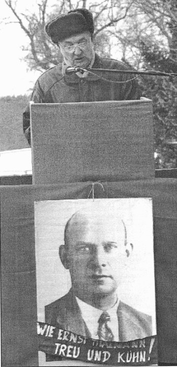 Genosse Heinz Schmidt bei einer Gedenkkundgebung zu Ehren Ernst Thälmann in Ziegenhals
