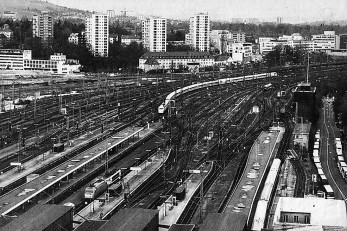 „Auch dieses Land ist Heimat“, seufzen brave Bürger, und rebellieren gegen S21. „Endlich bewegt sich mal was“ frohlocken manche Linke. Sollen wir für diesen Bahnhof kämpfen? Und wenn nein, warum nicht? Für einen kühlen Kopf (statt für den Kopfbahnhof) plädiert dieser Artikel.