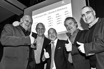Konzernbetriebsratsvorsitzender Osterloh (2. von links) freut sich mit seinen VW-Betriebsratskollegen: „Wettbewerbsfähigkeit“ von VW und Reallohnverlust der VW-Arbeiter sind gesichert!