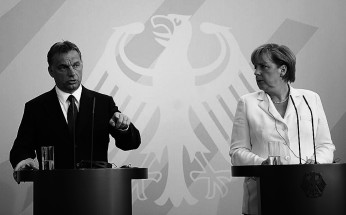 Orban und Merkel im Hintergrund der Reichsadler