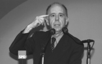 Walter Riester, Jahrgang 1943, war von 1998 bis 2002 Bundesminister für Arbeit und Sozialordnung. Bis 2009 war er Mitglied des Bundestages.