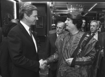 Deutsches Großmachtstreben, deutsche Diplomatie, deutsche Gerissenheit: Westerwelle hier mit Gaddafi, aber dann auch gegen Gaddafi, und dann gegen alle imperialistischen Konkurrenten …