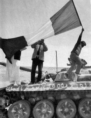 Unschön für das deutsche Kapital: Die Trikolore an den Panzern der libyschen Aufständischen.