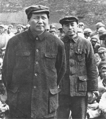 Mao Tse-tung und Tschou En-lai – Streitbare Materialisten und Meister der Dialektik: Der Sozialismus umfasst eine sehr lange historische Etappe. Es existieren weiterhin Klassen und Klassenwidersprüche sowohl gegenüber dem Feind als auch im Volk. Ob der Sozialismus gesiegt hat – diese Frage ist noch nicht entschieden! – diese Erkenntnisse machen China stark gegen die Konterrevolution.