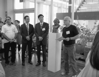 Bei der Enthüllung der Marx-Büste an der Universität von Manitoba in Winnipeg. Links neben der Büste: WAPE-Präsident Cheng Enfu, daneben Xiaoqing Ding, Generalsekretar der WAPE und Vizepräsident Balwinder Singh Tiwana.